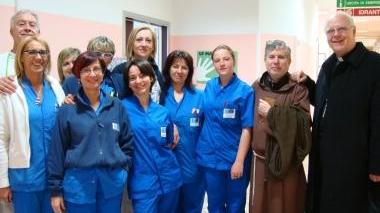 Il vescovo Bianchi con gli operatori di un reparto