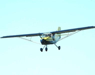 Uno degli ultraleggeri del Pinguino in volo    