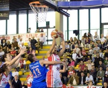 Shamela Hampton nella morsa di Callens (foto Claudio Calderoni) 