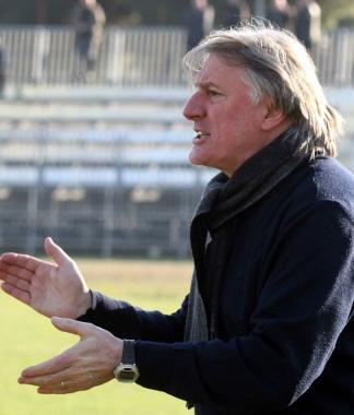A sinistra i tifosi della Massese: gli ultr&agrave; bianconeri sono pronti a unaltra invasione per sostenere le zebre in vista dei playoff; a destra il mister bianconero Luciano Filippi   
