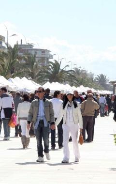 <strong>MERCATINI.</strong> Slitta di due mesi il regolamento per Lido