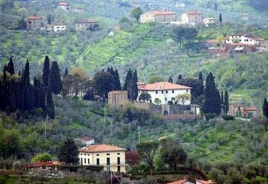 Il Montalbano e una bottiglia di Prunideo 
