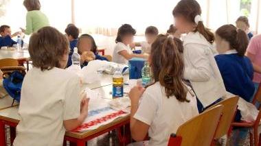 Bambini a refezione quando imperversava la protesta del panino