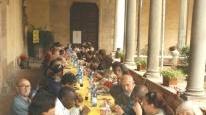 Una tavolata in una mensa sociale