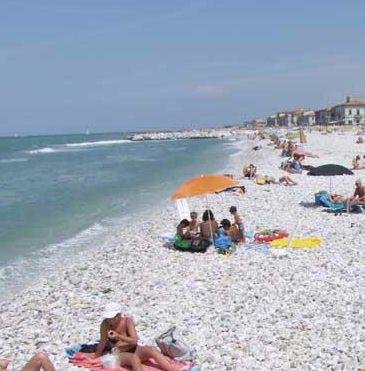 Un tratto di spiaggia libera a Marina di Pisa 