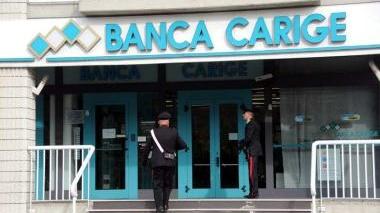 A destra la rapina alla Carige di Aulla: Pietro Noci per fare il colpo si è travestito da donna; a sinistra un furgone della polizia penitenziaria
