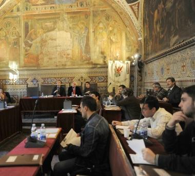 Una seduta del consiglio comunale di Volterra e Armando Punzo   