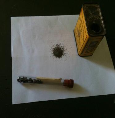 Polvere usata per riempire le cartucce e polvere da sparo In alto a destra il colonnello Albamonte 