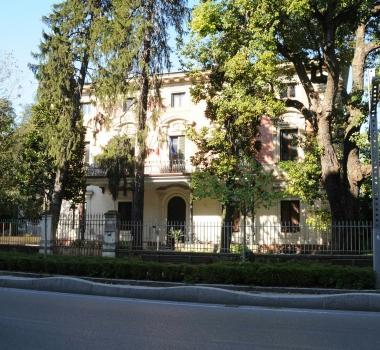In alto il palazzo dell’Apt e sopra il Provveditorato agli studi