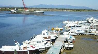 La chiatta durante i lavori di dragaggio e le barche a secco nello Scolmatore