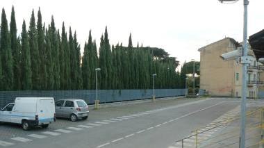Il parcheggio e a lato l’ingresso accanto alla stazione