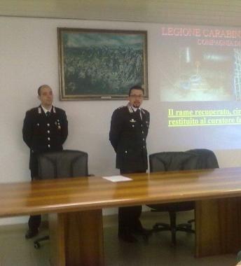 A destra il capitano Maresca a fianco i cavi di rame della centralina dellex Mas  