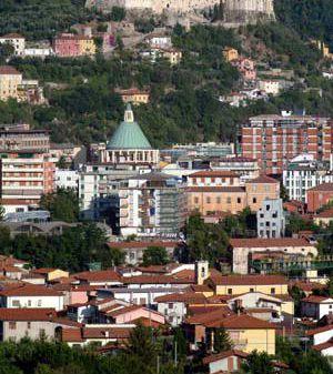 Una visuale del centro di Massa: in arrivo migliaia di lettere per sanare gli abusi edilizi        