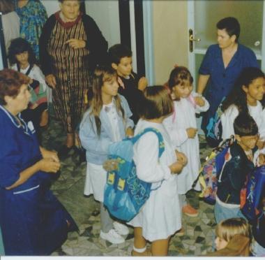 Lassessore alla Scuola, Ennio Rucco e, sopra, bimbi alluscita da una classe (Foto darchivio) 