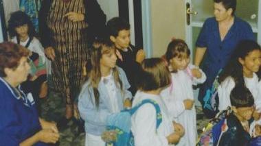 L’assessore alla Scuola, Ennio Rucco e, sopra, bimbi all’uscita da una classe (Foto d’archivio)