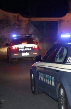 Coppietta occupa la foresteria di villa Henderson