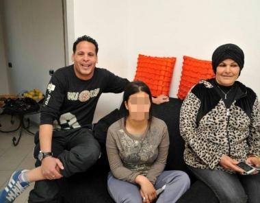 Sotto i fratelli Hamed e Aymen Kedidi, accanto la casa di Naima Soundasni (a destra nella foto) 