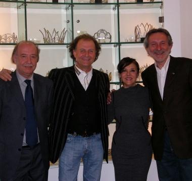 Da sinistra Jerry Stefanelli (Vegastar), Marco Cardelli (Teatro Verdi), Patrizia Mirigliani (Miren) e il sindaco Giuseppe Bellandi 