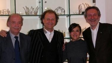 Da sinistra Jerry Stefanelli (Vegastar), Marco Cardelli (Teatro Verdi), Patrizia Mirigliani (Miren) e il sindaco Giuseppe Bellandi
