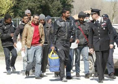 A destra, larrivo dei profughi alla caserma della polizia in via San Francesco; sopra larrivo del pullman a San Piero e a sinistra i tunisini a San Rossore  