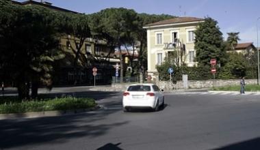 Rotatoria provvisoria in via Lucchese davanti all'Esselunga
