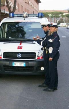 I vigili mentre fanno i rilievi 