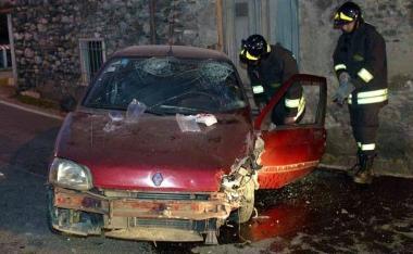 Lauto semidistrutta dopo lo scontro 
