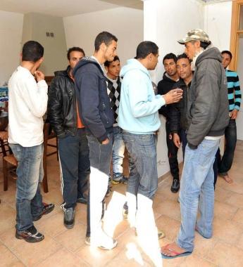 Migranti in attesa dei permessi temporanei