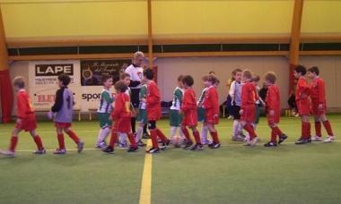 Strette di mano fra baby calciatori prima dellinizio del match 