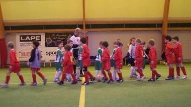 Strette di mano fra baby calciatori prima dell’inizio del match