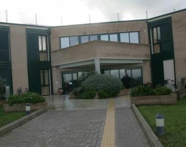 Via con il calice e le ostie Forzata la porta della cappella
