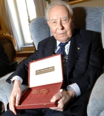 A sinistra lex Presidente Ciampi mostra gli occhiali di Cavour che conserva tra i suoi cimeli risorgimentali. Sopra con il direttore del Tirreno Bernab&ograve; e il prefetto Mannino. Sotto con il Comitato per i valori risorgimentali. 