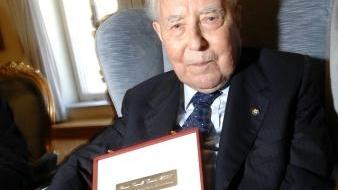A sinistra l’ex Presidente Ciampi mostra gli occhiali di Cavour che conserva tra i suoi cimeli risorgimentali. Sopra con il direttore del Tirreno Bernabò e il prefetto Mannino. Sotto con il Comitato per i valori risorgimentali.