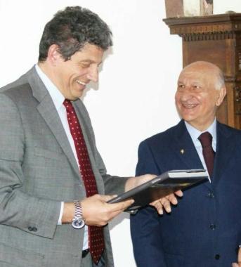 Il direttore Gianfranco Brosco riceve un riconoscimento dal dirigente della Associazione doganieri Dioguardi 