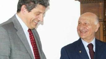 Il direttore Gianfranco Brosco riceve un riconoscimento dal dirigente della Associazione doganieri Dioguardi