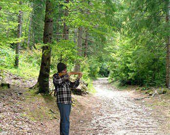 Un cacciatore in un bosco    