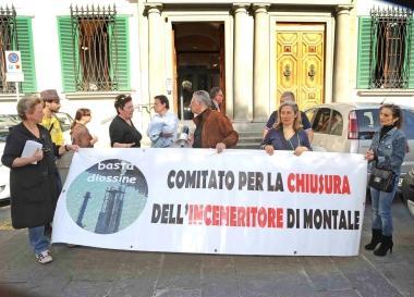 La manifestazione di protesta davanti alla Provincia 