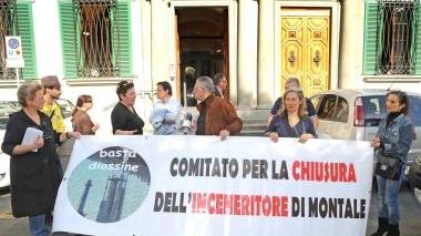 La manifestazione di protesta davanti alla Provincia