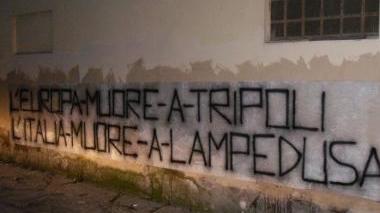 Lo striscione sulla sede della Caritas