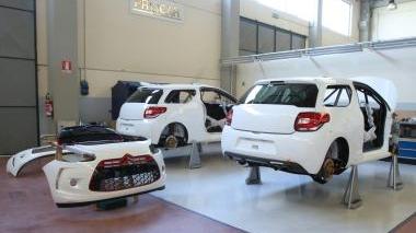 <b>LE CITROEN IN CASA PROCAR </b>Si lavora nelle officine pistoiesi per preparare le Ds3r3 del Team Italia che debutteranno al Mille Miglia ma effettueranno il primo test al Città di Pistoia