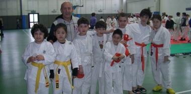 I giovani atleti del Judo Club Carmignano col maestro Salvatore Lo Bracco 