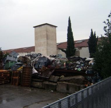 La discarica nel piazzale dellazienda Taofil     