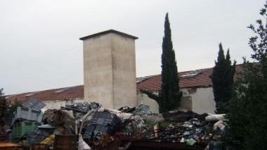 La discarica nel piazzale dell’azienda Taofil
