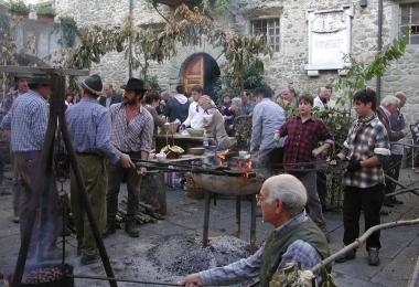 Ricostruzione della vita negli antichi borghi di Lunigiana e a destra la sede di Fivizzano della Comunit&agrave; montana    