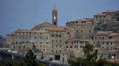 <b>MERAVIGLIA </b>Una veduta e uno scorcio del borgo antico di Pari