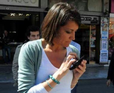 Lassessore Lina Coppa testa il wi-fi in largo Matteotti 