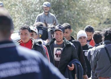 I tunisini arrivati alla Piaggerta a San Rossore mentre vengono accompagnati nei loro alloggi