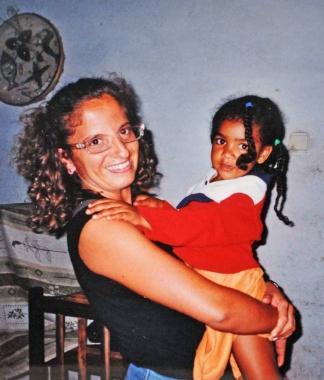Martina Bardelli con una bambina del Mozambico 
