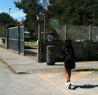 Una ragazzina alluscita di scuola delle Michelangelo 