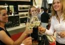 Un brindisi inaugura il salone del vino, a Verona